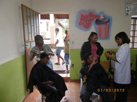 coupe-de-cheveux-par-des-élèves-du-SENAC