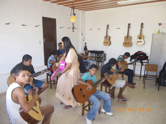 cours-de-musique-avec-la-bénévole-Elaine