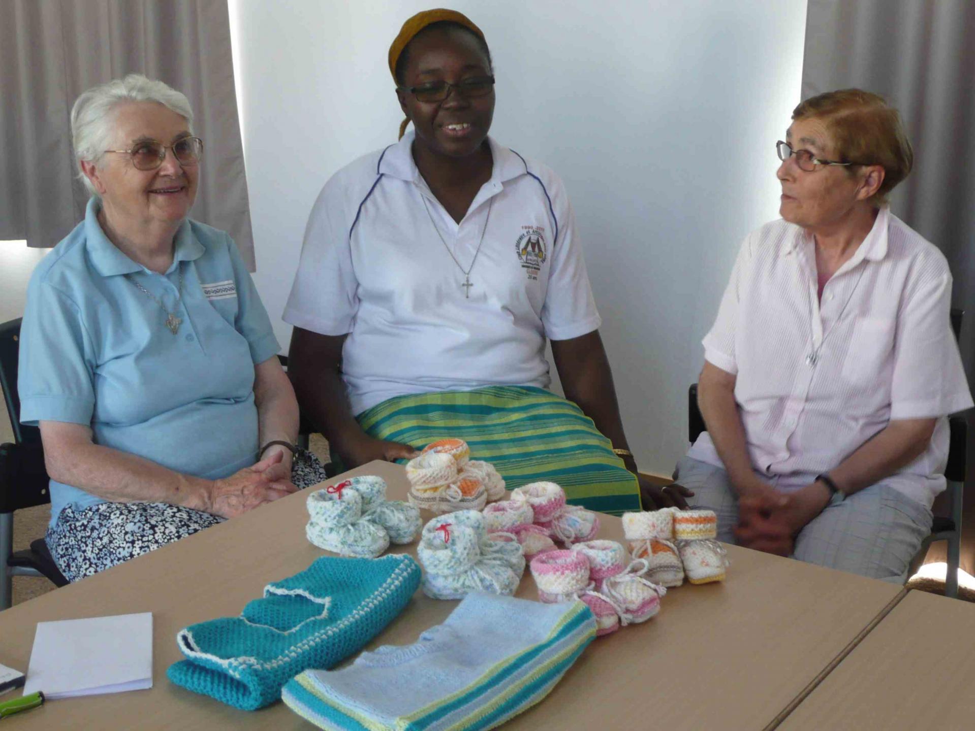 Remise chaussons et pulls pour bébés réalisés par les Soeurs de Bellevigny