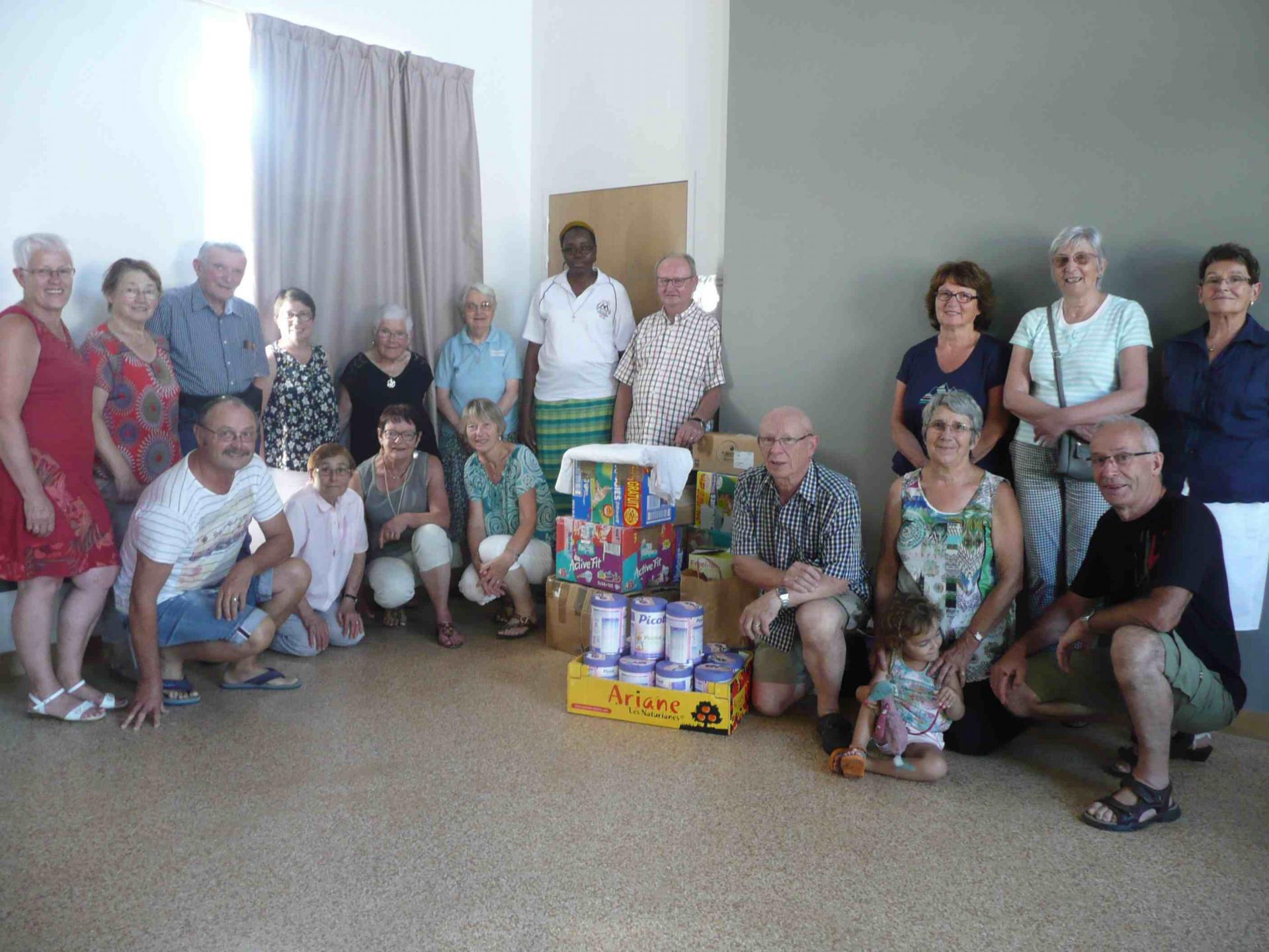 Photo groupe avec fournitures à Bellevigny